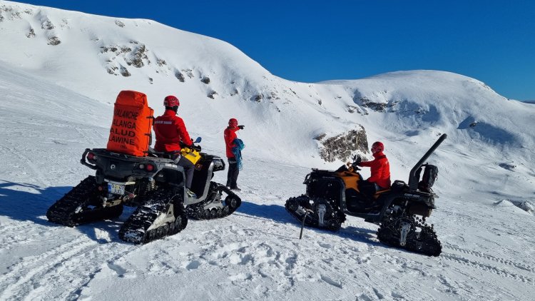 Un turist a murit după o avalanșă în Munții Rodnei - Două persoane au fost găsite în viață