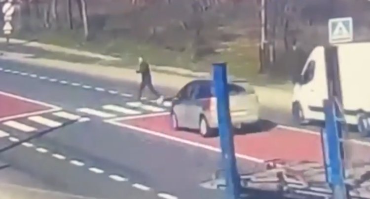 VIDEO: Momentul în care un bărbat este spulberat de o mașină din Ucraina pe trecerea de pietoni