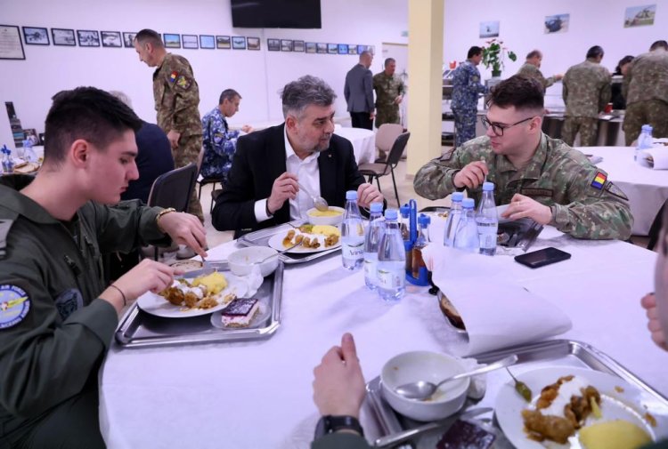Marcel Ciolacu a luat masa alături de soldații staționați la baza aeriană Mihail Kogalniceanu