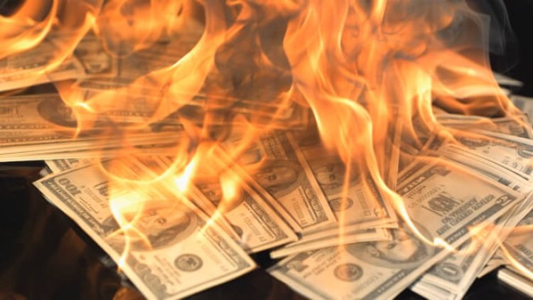 Și-a dat foc la valiză: Un bărbat a dat foc unei valize pline cu bani, ca să se răzbune pe concubină