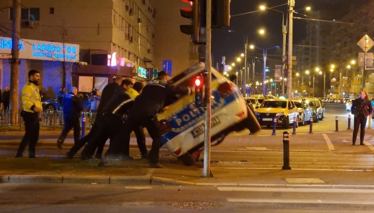 Un polițist aflat în misiune s-a răsturnat cu autospeciala în București, după ce a fost lovit de un taxi într-o intersecție