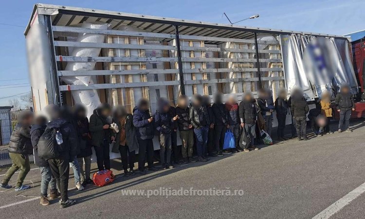 77 de migranţi, ascunşi în trei mijloace de transport, intenţionau să ajungă ilegal în vestul Europei