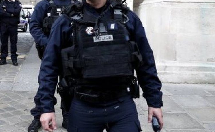 Un bărbat a intrat într-o secţie de poliţie din Nisa şi a ieşit îmbracat în poliţist şi înarmat