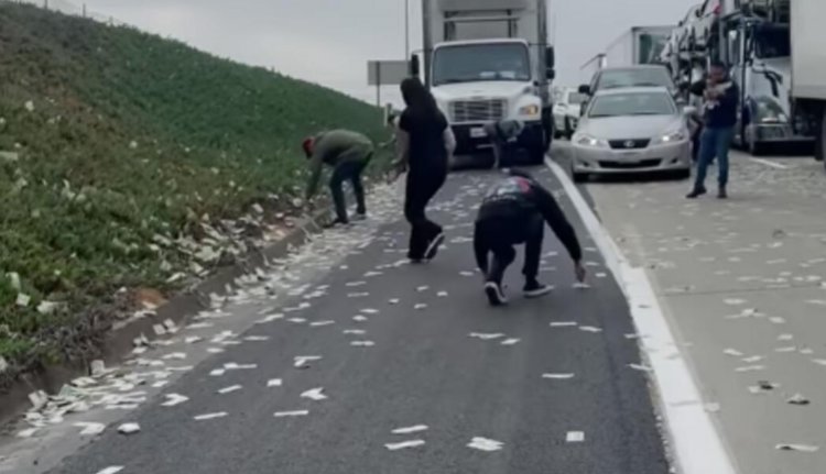 SUA: Un bărbat a aruncat 200.000 de dolari pe autostradă pentru că a vrut să fie darnic cu alți oameni