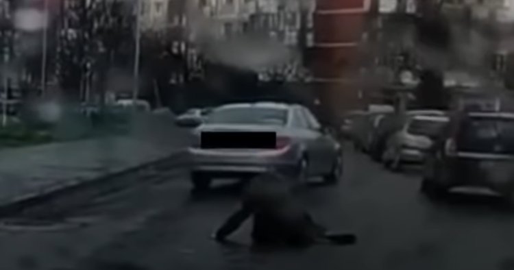 Arad: O şoferiţă a luat pe capota maşinii o femeie cu care se certase din cauza unui loc de parcare