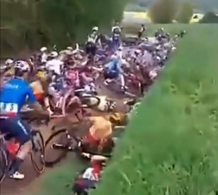 Aproape toți concurenții au fost puși la pământ într-o cursă ciclistă, la 60 de kilometri pe oră: „Toți au căzut”