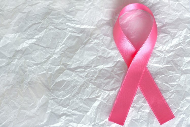 O femeie din Vrancea a mințit că are cancer la sân ca să-și pună silicoane - Femeia este acum căutată de polițiști