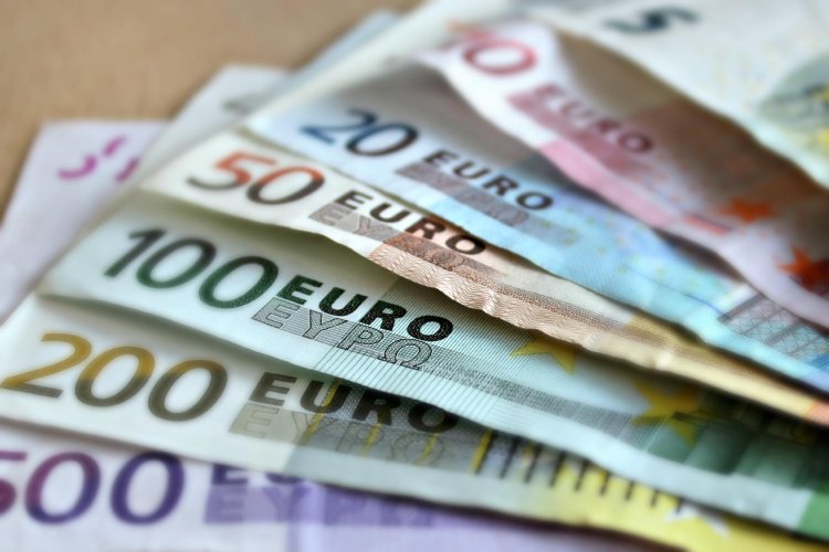 Un bărbat a solicitat ajutorul poliției după ce a uitat o adevărată avere într-un autobuz din Pitești - Acesta se plimba cu mii de euro și zeci de grame de aur în borsetă