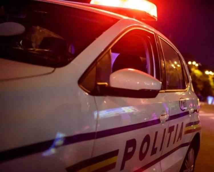 O tânără băută și fără permis de conducere a furat mașina partenerului - Polițiștii au găsit-o dormind pe bancheta din spate