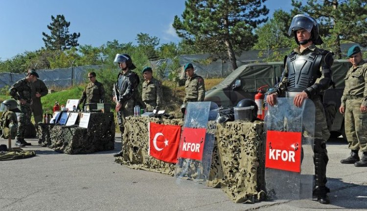 Ministerul turc al Apărării, anunță că intenționează să trimită comandouri în Kosovo ca răspuns la cererea NATO de a se alătura forței de menținere a păcii KFOR