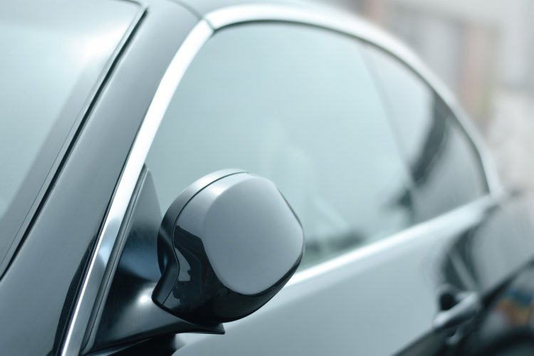 Poliția, obligată să înlocuiasca amenda cu avertisment și să returneze certificatul de înmatriculare unui șofer care a câștigat în instanță dreptul de a avea autocolante pe geamurile mașinii