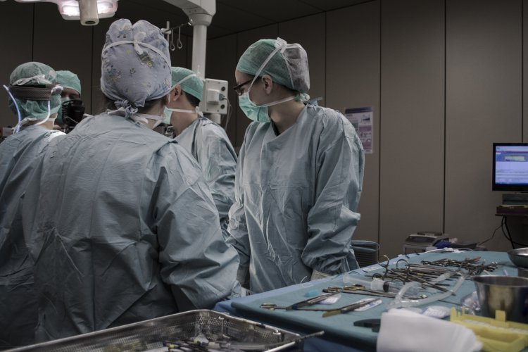 O tumoare de șase kilograme a fost extirpată cu succes la Spitalul Universitar de Urgență Militar Central „Dr.Carol Davila”