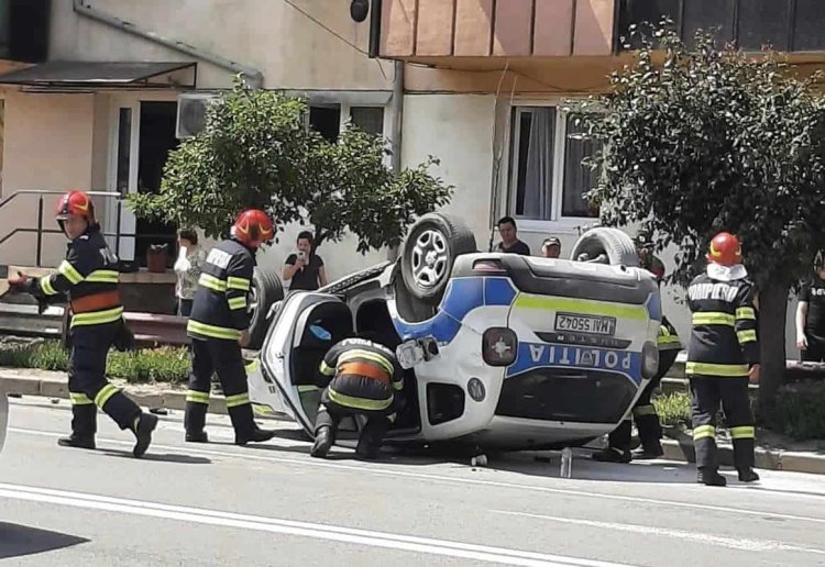 O autospecială de poliție s-a răsturnat în urma unui accident rutier pe o stradă din Sighisoara - Un polițist a fost transportat la spital