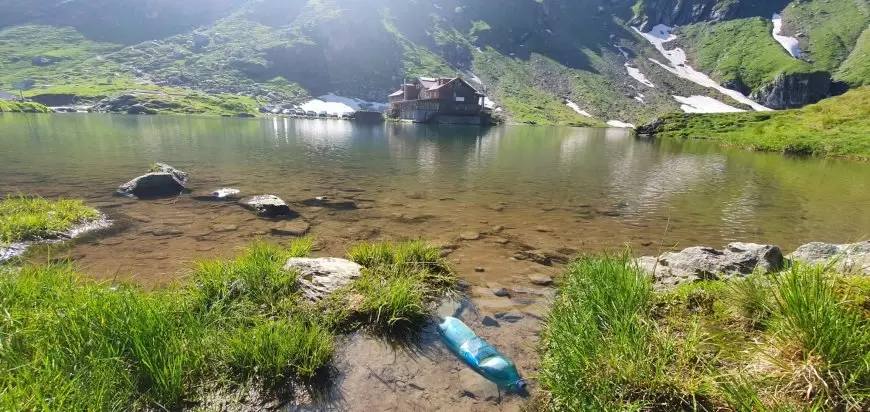Bâlea Lac, sufocat de gunoaie, mucuri de țigară, noroi - Cum a ajuns să arate unul dintre cele mai frumoase locuri din țară