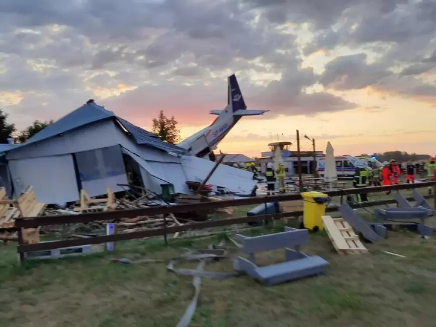 Un avion s-a prăbușit peste un hangar în timpul unei furtuni, la nord de Varșovia - Cinci oameni au murit iar opt au fost răniți