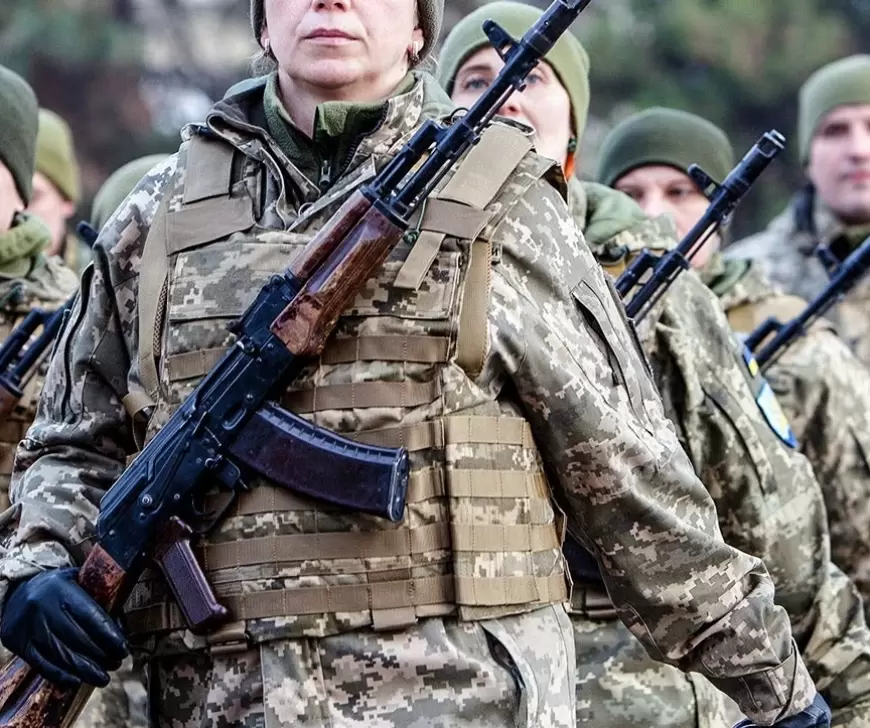 Femeile ucrainene care au studii medicale trebuie să se înregistreze la birourile de înrolare militară